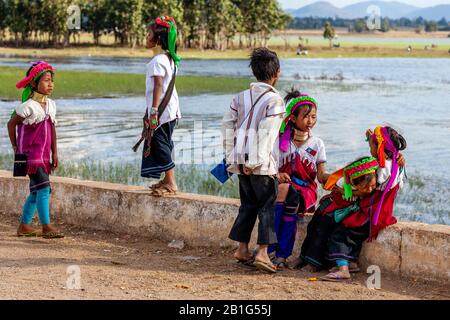 Un Groupe D'Enfants Du Groupe Minoritaire De Kayan (Long Neck), Loikaw, Etat De Kayah, Myanmar. Banque D'Images