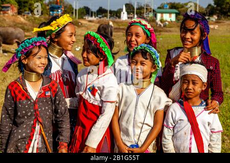 Un Groupe D'Enfants Du Groupe Minoritaire De Kayan (Long Neck), Loikaw, Etat De Kayah, Myanmar. Banque D'Images