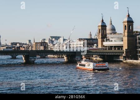 Londres, Royaume-Uni - 29 novembre 2019 : bateau de croisière sur la Tamise, horizon de la ville sur l'arrière-plan. Les croisières sur la rivière sont très populaires auprès des touristes toute l'année Banque D'Images