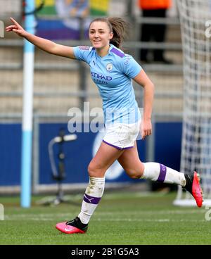 Le Georgia Stanway de Manchester City célèbre après avoir marqué son deuxième but lors du match de la Super League féminine au Academy Stadium de Manchester. Banque D'Images