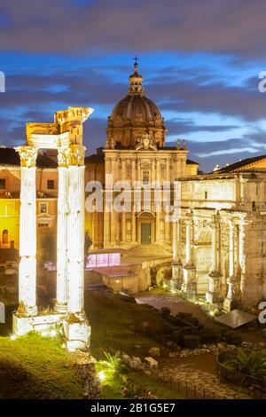 Vue sur les ruines de Fori Imperiali depuis le Campidoglio à l'aube. Rome, Quartier De Rome, Lazio, Europe, Italie. Banque D'Images