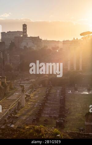 Vue sur les ruines de Fori Imperiali depuis le Campidoglio à l'aube. Rome, Quartier De Rome, Lazio, Europe, Italie. Banque D'Images