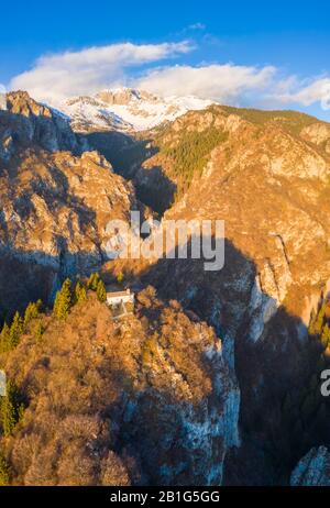 Vue aérienne de la petite église appelée San Peder et le Presolana pendant un coucher de soleil d'hiver. Rusio, Castione Della Presolana, Val Seriana, Bergame Distr Banque D'Images