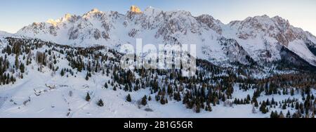 Vue de la Presolana lors d'un lever du soleil d'hiver de Monte Pora, Val Seriana, district de Bergame, Lombardie, Italie. Banque D'Images