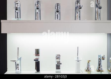 Une variété de robinets robinets sur un plateau blanc dans un magasin de détail. Robinets de lavabo Robinets de lavabo,. Génie sanitaire shop Banque D'Images