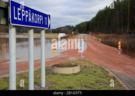 Route inondée 11101 à la sortie de la Highway 110. La route a été relevée pour l'arrêter d'être coupée par la rivière Hämjoki inondation. Lohja, Finlande. 23 Février 2020. Banque D'Images