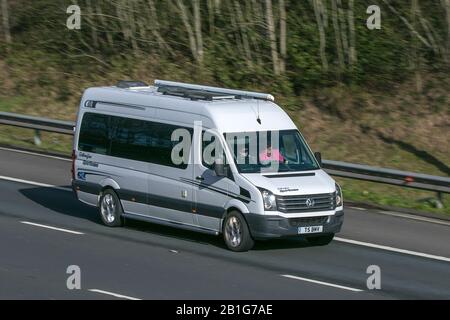 2014 blanc VW Volkswagen Crafter Craf35 Startline TD; en voiture sur l'autoroute M 6 près de Preston dans Lancashire, au Royaume-Uni Banque D'Images