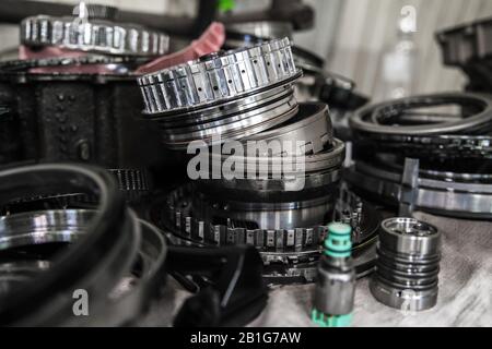 Détails d'une transmission automatique démontée d'une voiture de tourisme avec une faible profondeur de champ Banque D'Images