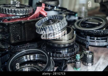 Détails d'une transmission automatique démontée d'une voiture de tourisme avec une faible profondeur de champ Banque D'Images