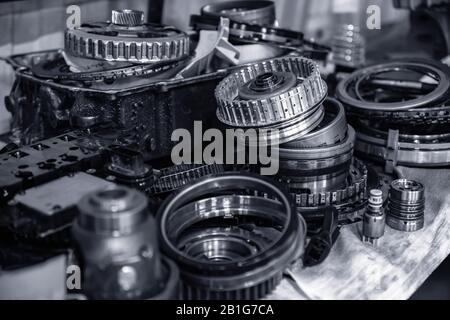Détails d'une transmission automatique démontée d'une voiture de tourisme avec une faible profondeur de champ Banque D'Images