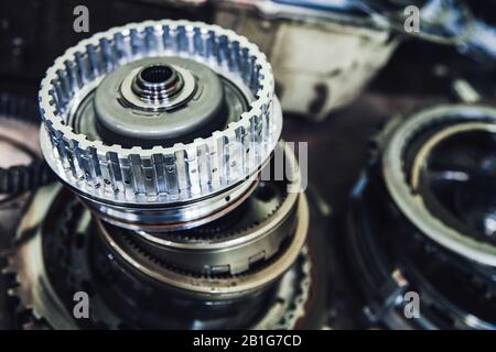 Détails d'une transmission automatique démontée d'une voiture de tourisme avec une faible profondeur de champ Banque D'Images