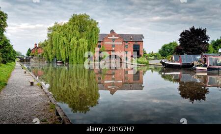 The Clock Warehouse pub et Shardlow Lock on the Trent and Mersey Canal à Shardlow, Derbyshire, Angleterre, Royaume-Uni, Grande-Bretagne, Banque D'Images