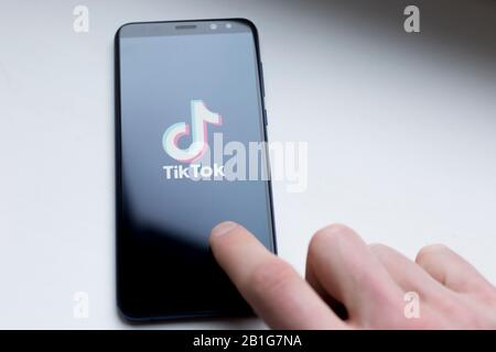 Ukraine, Kiev - 22 décembre 2019 : logo Tik Tok sur l'écran du téléphone. Application pour la création de courtes vidéos. Banque D'Images