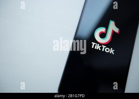 Ukraine, Kiev - 22 décembre 2019 : logo Tik Tok sur l'écran du téléphone. Application pour la création de courtes vidéos. Banque D'Images