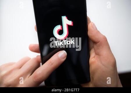 Ukraine, Kiev - 22 décembre 2019 : logo Tik Tok sur l'écran du téléphone. Application pour la création de courtes vidéos. Banque D'Images