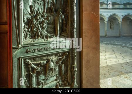 Basilique de Montecassino, détail des bas-reliefs du portail illuminé par une lumière de pâturage. Cassino, province de Frosinone, Latium, Italie, Europ Banque D'Images