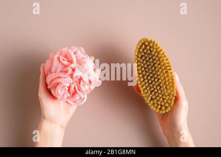 Bain douche éponge loofah vs ECO-friendly bain naturel massage brosse comparaison concept. Plat, vue du dessus. Banque D'Images