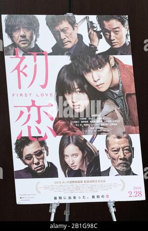 Une affiche du film First Love (Hatsukoi) à l'affiche lors d'un Q&A après la fin d'un aperçu avant-goût de la projection au Foreign Correspondant's Club of Japan le 25 février 2020, Tokyo, Japon. Le film sera publié au Japon le 28 février. Crédit: Rodrigo Reyes Marin/Aflo/Alay Live News Banque D'Images