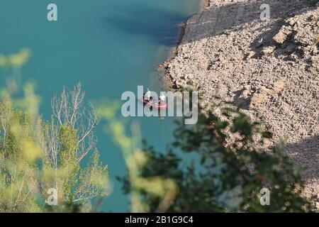 Bateau de pêche dans un lac avec vue sur la Catalogne Banque D'Images