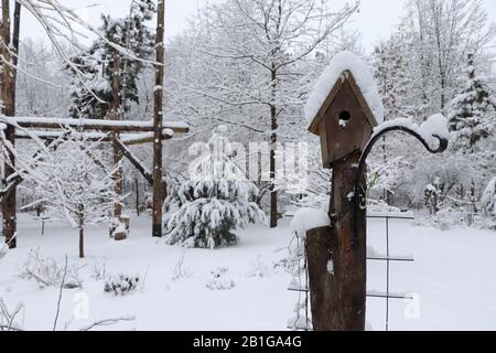 Maison d'oiseaux enneigés. Banque D'Images