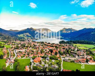 Vue panoramique aérienne de Beatuful sur le lac Schliersee, ville, village, alpes montagnes, ciel bleu, nuages. Bavière, Bayern, Munich À Proximité, Rosenheim. Allemagne Banque D'Images