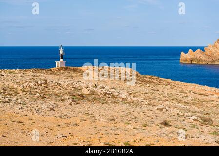 Vue sur la côte rocheuse et la mer sur l'île de Minorque. Fornells Cape.Baleares, Espagne Banque D'Images