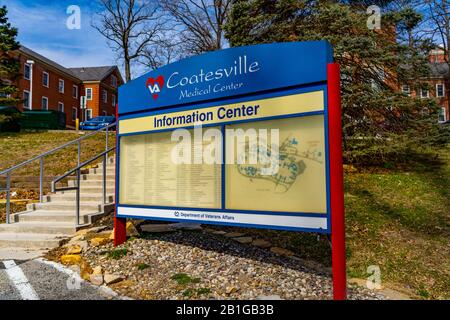 Coatesville, PA / USA - 24 février 2020: Un panneau du Centre d'information au Centre médical du ministère des Anciens Combattants des États-Unis à Coatesville PA. Banque D'Images