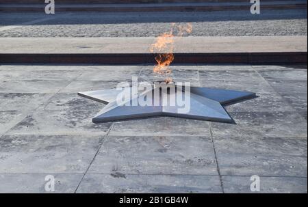 La flamme éternelle près du Musée de la seconde Guerre mondiale sur Poklonnaya Gora à Moscou Banque D'Images