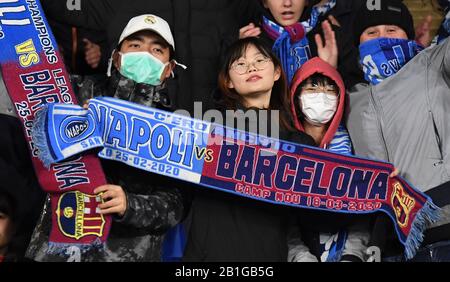 Naples, Italie. 25 février 2020. Napoli, fans avec des masques par peur de contagion de Coronavirus au stade San Paolo de Naples pendant le match de la Ligue des Champions Napoli Barcelone. 25/02/2020, Naples, Italie Crédit: Independent Photo Agency Srl/Alay Live News Banque D'Images