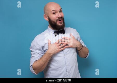 Jeune homme caucasien barbu avec une expression de visage surprise Banque D'Images