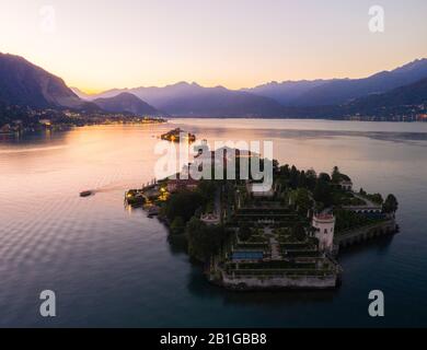 Vue aérienne sur Isola Bella et Isola dei Pescatori pendant un coucher de soleil d'été. Stresa, Lago Maggiore, Piémont, Italie. Banque D'Images