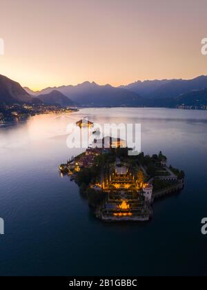 Vue aérienne sur Isola Bella et Isola dei Pescatori pendant un coucher de soleil d'été. Stresa, Lago Maggiore, Piémont, Italie. Banque D'Images