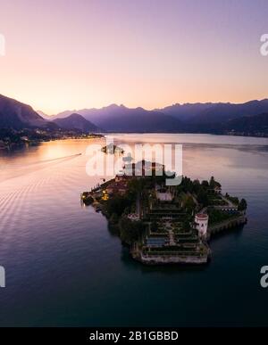 Vue aérienne sur Isola Bella et Isola dei Pescatori pendant un coucher de soleil d'été. Stresa, Lago Maggiore, Piémont, Italie. Banque D'Images