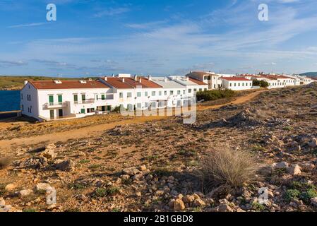 Maisons blanchies à la chaux dans le magnifique village de Fornells à Minorque. Espagne Banque D'Images