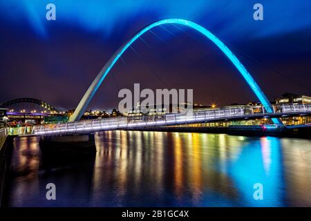 Pont Millennium Blue Hour Banque D'Images