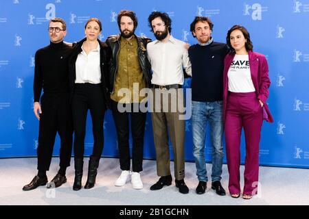Grand Hyatt Hotel, Potsdamer Platz, Berlin, Allemagne. 25 février 2020. Pose en fonte à DE MAUVAIS CONTES Photocalall. Photo : F Gabriel Montesi, Barbara Chichiarelli, directrice Damiano d'Innocenzo, directrice Fabio d'Innocenzo, Elio Germano et Ileana Stimmatini d'Ambra. Photo Par Crédit : Julie Edwards/Alay Live News Banque D'Images