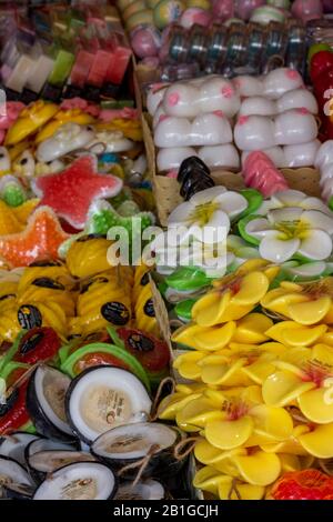 Savons décoratifs sculptés et en forme de fantaisie en vente une boutique de souvenirs à Bangkok, thaïlande, asie. Banque D'Images