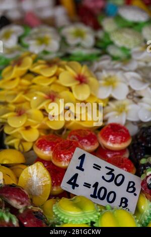 Savons décoratifs sculptés et en forme de fantaisie en vente une boutique de souvenirs à Bangkok, thaïlande, asie. Banque D'Images