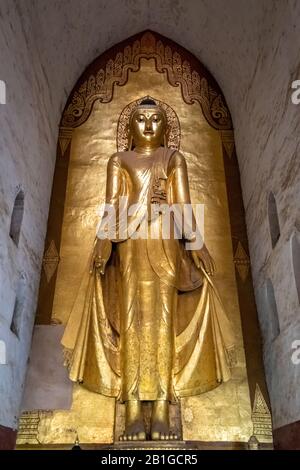 Statue De Bouddha Debout À La Pagode Ananda, Bagan, Région De Mandalay, Myanmar Banque D'Images