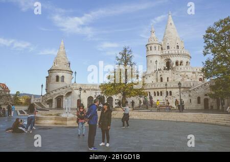 Budapest, Hongrie - 6 novembre 2019 : Bastion de Fishermans dans la capitale hongroise. L'un des monuments les plus connus de la ville, construit dans un style néo-roman. Les gens de la cour adjacente. Filtre. Banque D'Images