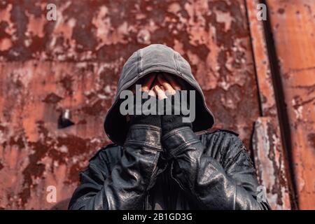 Les sans-abri toxicomane ayant crise d'abstinence, portrait conceptuel avec selective focus Banque D'Images