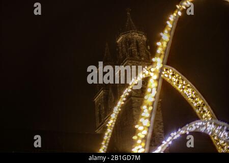 Le Magdeburger Dom (cathédrale de Magdeburg) en composition avec des lumières de noël. Banque D'Images