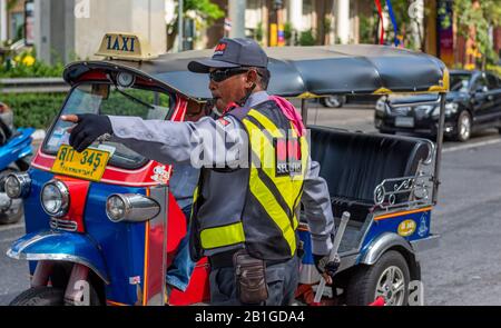 Un policier de la circulation de Bangkok au centre de la ville thaïlandaise de Bangkok, qui dirige la circulation dans les rues animées de la capitale. Banque D'Images