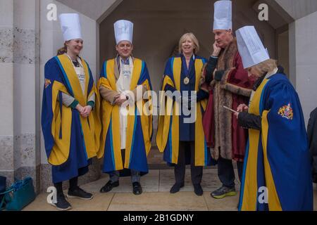 Londres, Royaume-Uni. 25 février 2020. Assureurs. Les compagnies Livery de la Ville de Londres participent aux courses inter-Livery Pancake à Guildhall Yard, une tradition commencée par la Worshipful Company of Poulterers en 2005 pour soutenir la Charité du maire. Poulterers fournit des œufs pour les crêpes, Les Pointeurs de temps les courses, les Gunmakers feu un pistolet de départ et les Fruiterers fournissent les citrons. En plus des concours pour les maîtres et les membres des entreprises, il y a aussi une classe de déguistions fantaisie, avec quelques contributions intéressantes reflétant les compagnies menantes et l'organisme de bienfaisance. Peter Marshall/Alay Live News Banque D'Images