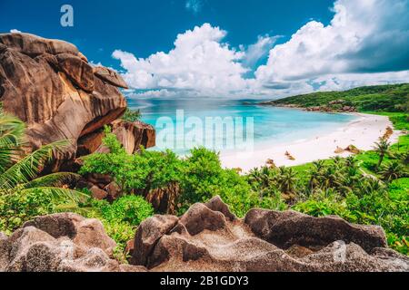 Vue panoramique sur la plage tropicale la plus spectaculaire Grande Anse sur l'île de la Digue, Seychelles. Vacances vacances style de vie concept Banque D'Images