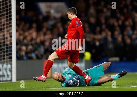 Stamford Bridge, Londres, Royaume-Uni. 25 février 2020. Football de l'UEFA Champions League, Chelsea contre Bayern Munich; le gardien de but Wilfredo Caballero de Chelsea sauve le ballon aux pieds de Robert Lewandowski du Bayern Munich crédit: Action plus Sports/Alay Live News Banque D'Images