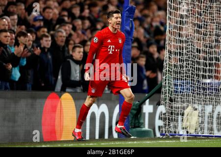 Stamford Bridge, Londres, Royaume-Uni. 25 février 2020. Football de l'UEFA Champions League, Chelsea contre Bayern Munich; Robert Lewandowski du Bayern Munich criant en colère après que le gardien de but Wilfredo Caballero de Chelsea intercepte le crédit de ballon: Action plus Sports/Alay Live News Banque D'Images