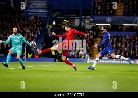 Stamford Bridge, Londres, Royaume-Uni. 25 février 2020. Football de l'UEFA Champions League, Chelsea contre Bayern Munich; Robert Lewandowski du Bayern Munich en prenant un coup de feu sur le but sauvé par le gardien de but Wilfredo Caballero de Chelsea crédit: Action plus Sports/Alay Live News Banque D'Images