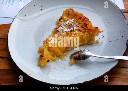 Tranche de délicieux gâteau ouvert aux pommes cuit sur la plaque en porcelaine, fermeture. Banque D'Images
