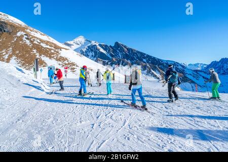 Grindelwald-FIRST, SUISSE - 15 JANVIER 2020: Skieurs sur La première montagne de Grindelwald dans les Alpes bernoises de Suisse, Banque D'Images